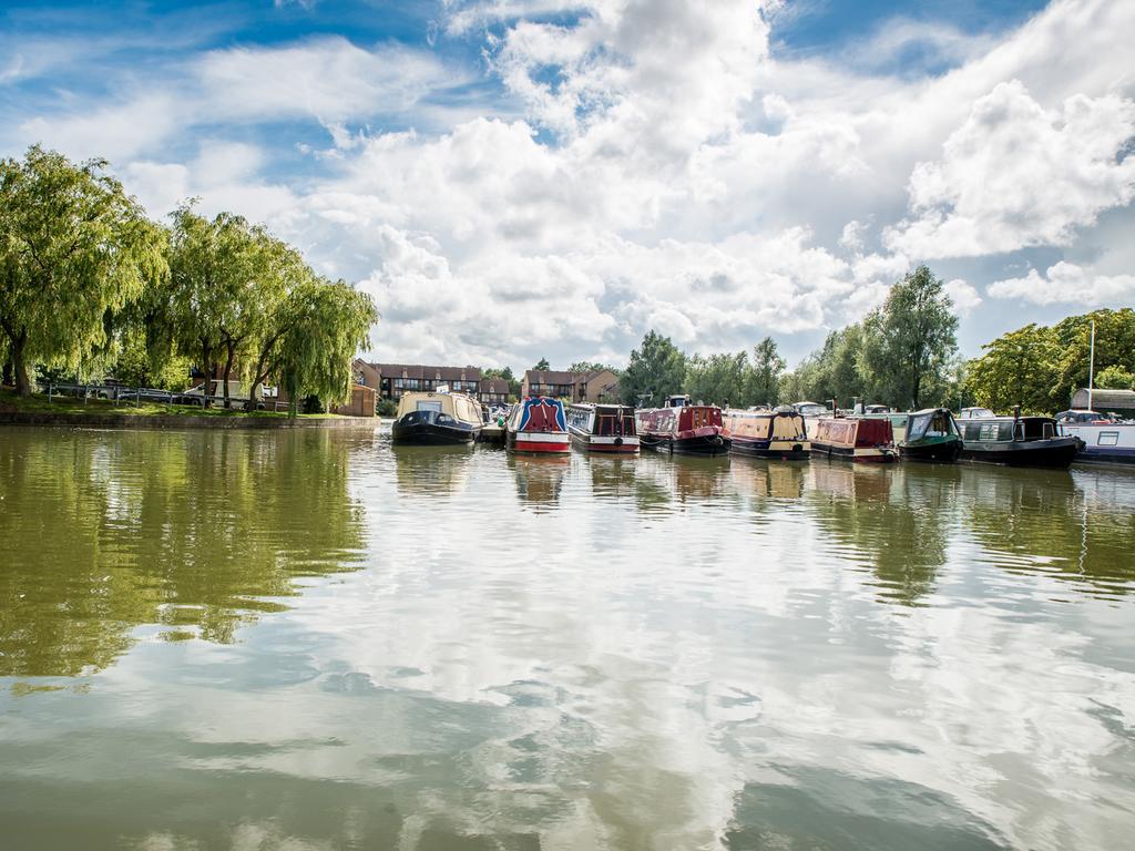 Peartree Hospedaje Waterside Milton Keynes Exterior foto